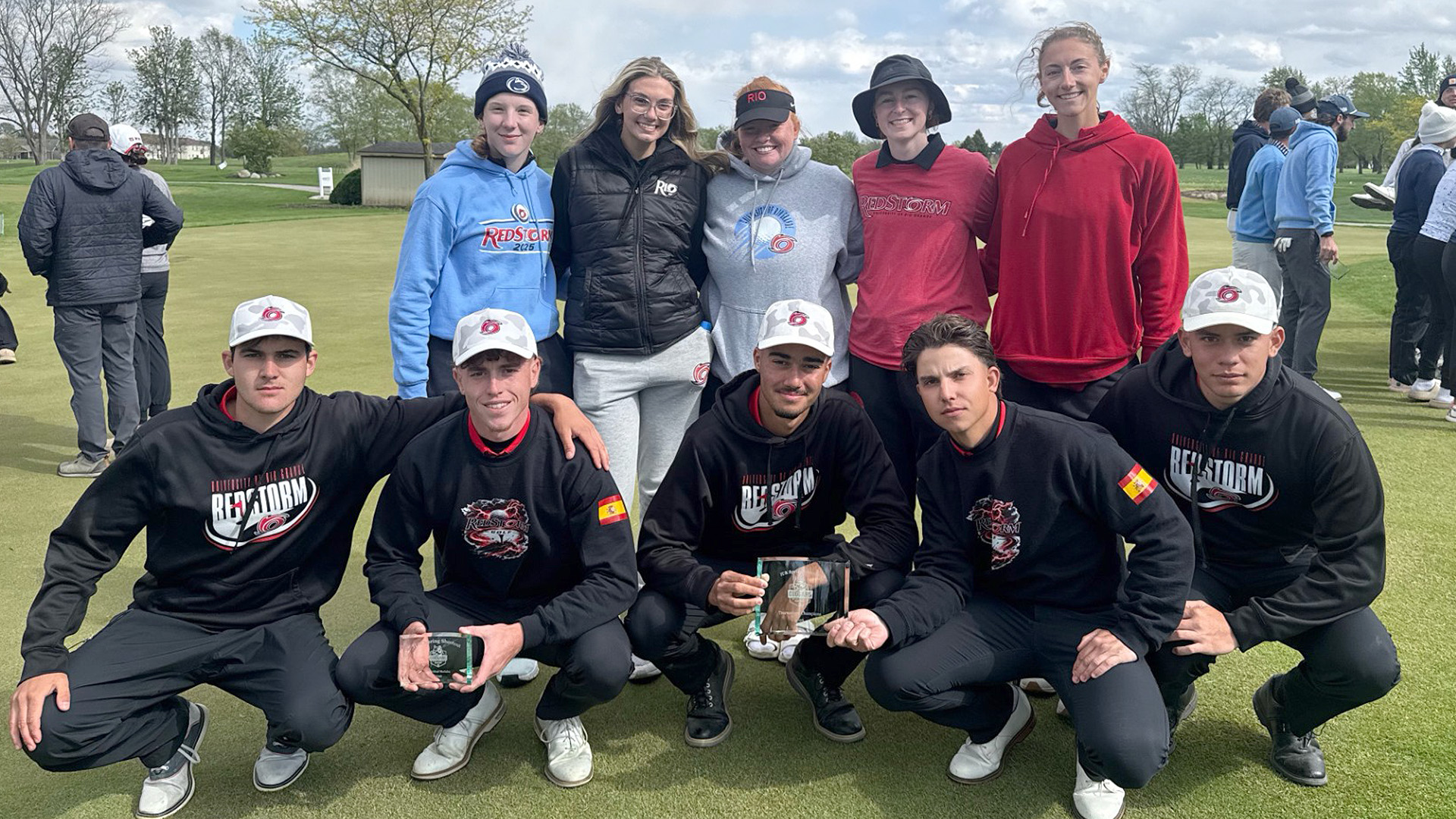Rio Grande's women's golf team pose with their male counterparts after competing in the IUK Spring Shootout.